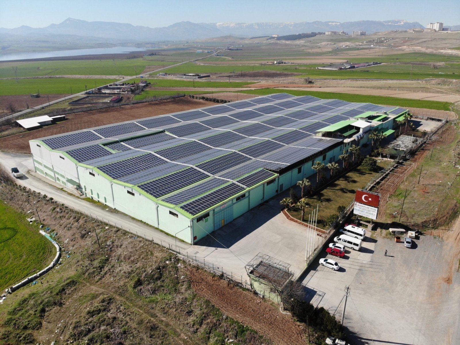 Produktionsstandort Alkaplar İplik mit Photovoltaikanlage auf dem Dach